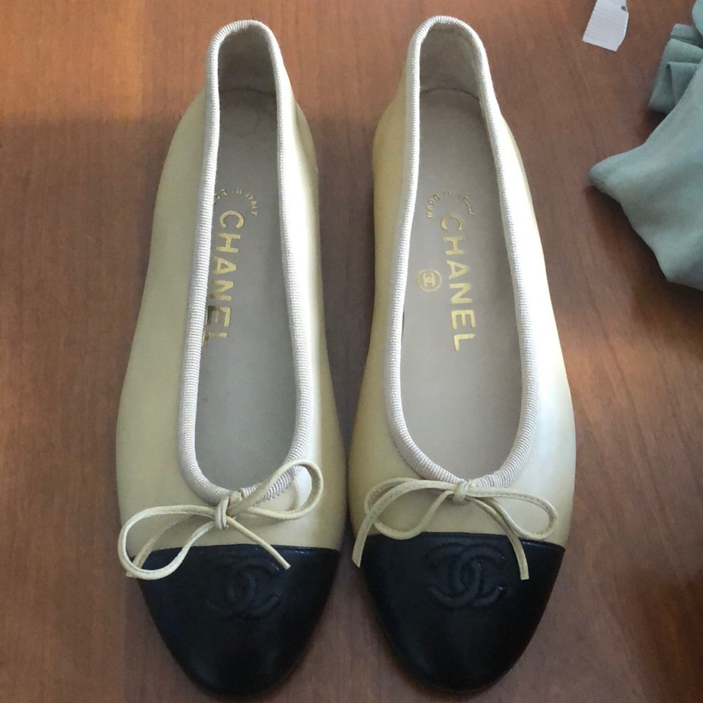 Gorgeous authentic Chanel Flats